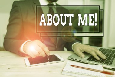 Mesajda benim hakkımda yazıyor. Kavramsal fotoğraf birisine iyi ve kötü özelliklerinizin listesini veriyor. Erkek insan resmi kıyafetler giyiyor. Sunum için yüksek teknoloji akıllı telefonu kullanın..