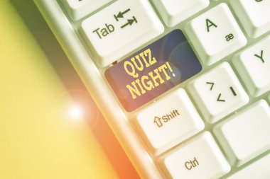 Kelime yazma metin Quiz Night. Bireyler arasında akşam test bilgi yarışması için iş konsepti Beyaz pc klavye beyaz arka plan anahtar kopyalama alanı üzerinde boş not kağıdı ile.