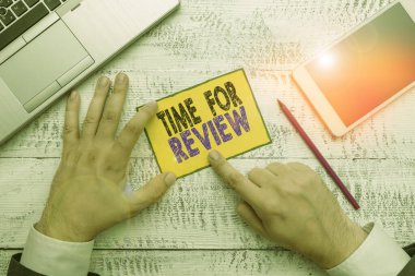 İnceleme için el yazısı zamanı. Bir sistemin ya da durumun resmi incelemesinde gözden geçirilmesi anlamına gelen kavram Yazma ekipmanı ve modern akıllı telefon aygıtı yakınında el kağıdı tutun.