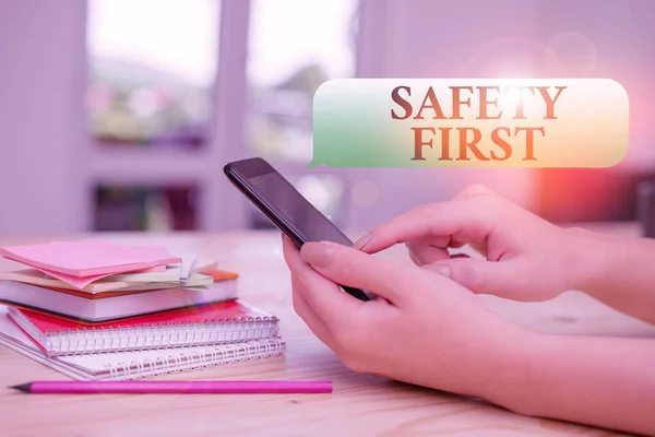 写安全第一的字条。商业照片展示曾经说过，最重要的是在家使用智能手机和技术设备的安全女人. — 图库照片