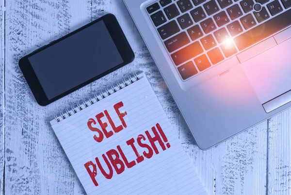 Tekstbord met Self Publish. Conceptuele foto schrijver publiceren stuk van degenen werken onafhankelijk op eigen kosten Metallic laptop blanco geregelde notitieblok smartphone liggend oude houten tafel. — Stockfoto