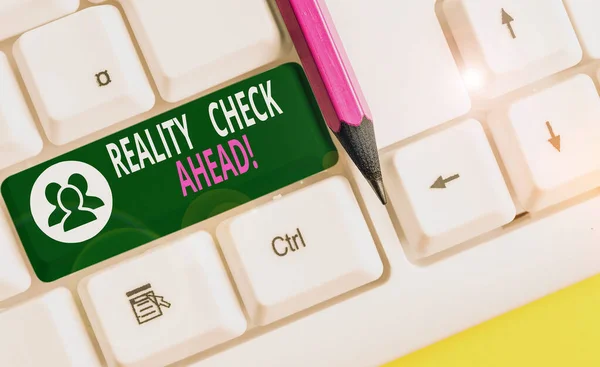 Escritura a mano conceptual que muestra Reality Check Ahead. Texto de la foto de negocios les hace reconocer la verdad sobre situaciones o dificultades Teclado de PC blanco con papel de nota sobre el fondo blanco . — Foto de Stock