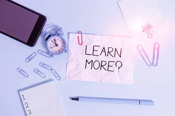 Handschrifttekst Meer informatie. Concept betekent meer kennis of vaardigheid bij het oefenen van het alarmklok clips notepad smartphone rubberen band marker gekleurde achtergrond. — Stockfoto