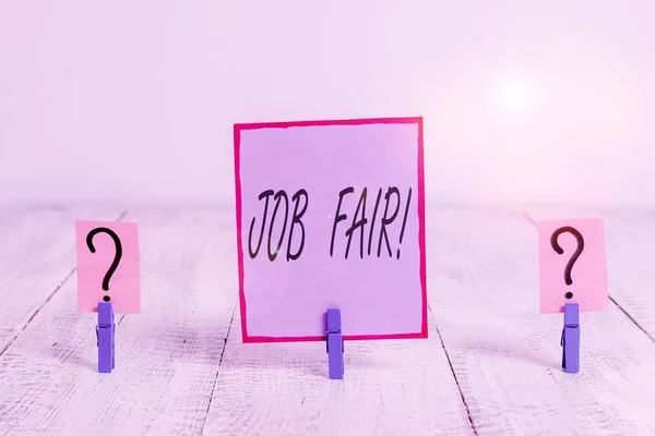 Manuscrito texto Job Fair. Conceito significado evento em que os empregadores recrutadores dão informações aos funcionários Folha crocante e desmoronada com clipes de papel colocados na mesa de madeira . — Fotografia de Stock