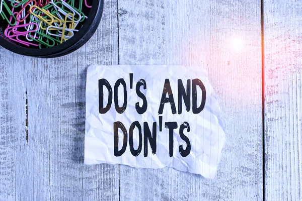 Konceptuell handstil som visar Do S And Don ts. Företagsfoto visa upp Regler eller tull om någon verksamhet eller åtgärder Wrinkle papper och papp placeras ovanför trä bakgrund. — Stockfoto