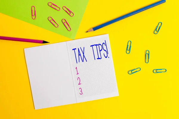 Escribir nota que muestra consejos fiscales. Foto de negocios mostrando contribución obligatoria a los ingresos estatales recaudados por el gobierno Lápices de cuaderno al cuadrado en blanco marcadores hoja de papel de color de fondo . — Foto de Stock