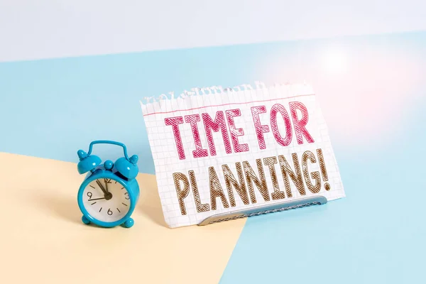 Textschreiben Zeit für die Planung. Geschäftskonzept zur bewussten Kontrolle bestimmter Aktivitäten Mini-Wecker neben einem Papierbogen auf pastellfarbenem Hintergrund. — Stockfoto