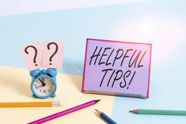 Escritura manual conceptual que muestra consejos útiles. Foto de negocios mostrando consejos para ser útil conocimiento en la vida Mini reloj despertador de tamaño junto a estacionario sobre fondo pastel . — Foto de Stock