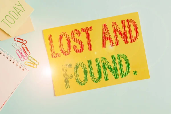 Ecriture conceptuelle montrant Lost And Found. Photo d'affaires montrant un endroit où les objets perdus sont stockés jusqu'à ce qu'ils récupèrent du carton et de l'équipement d'écriture placé au-dessus du fond pastel . — Photo