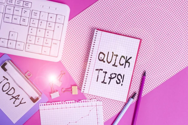 Escribir nota mostrando consejos rápidos. Foto de negocios mostrando pequeña pero particularmente útil pieza de consejos prácticos Equipos de escritura y artículos de computadora colocados sobre la mesa lisa de color . — Foto de Stock