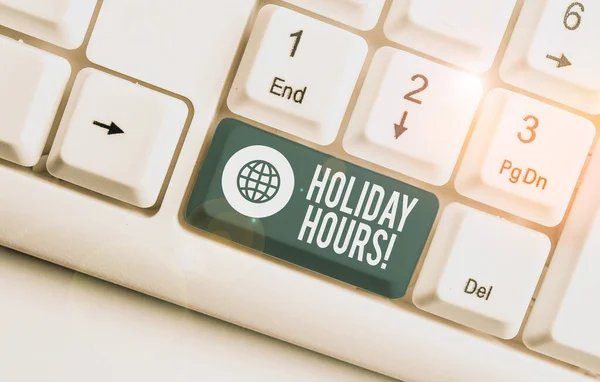 Word pisanie tekstu Holiday Hours. Koncepcja biznesowa dla pracy w nadgodzinach dla pracowników w ramach elastycznych harmonogramów pracy biała klawiatura PC z pustym papierem notatki powyżej białego tła klucza kopii miejsca. — Zdjęcie stockowe