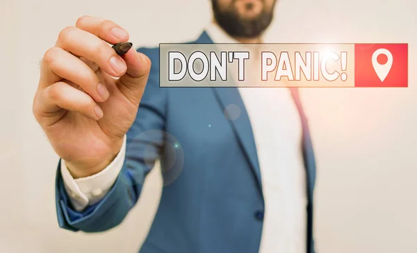 Signo de texto que muestra Don T Panic. Foto conceptual de repente se sienten tan preocupados o asustados que no se puede comportarse Empresario señalando con la pluma en el espacio de copia vacía . —  Fotos de Stock