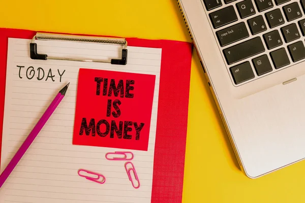 Conceptueel handschrift met Tijd Is Geld. Business foto tekst tijd is een waardevolle bron Doe dingen zo snel mogelijk Metallic laptop klembord papier blad potlood gekleurde achtergrond. — Stockfoto