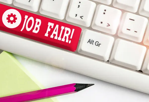 Texte Word Job Fair. Concept d'entreprise pour l'événement dans lequel les employeurs recruteurs donnent des informations aux employés Clavier pc blanc avec papier de note vide au-dessus de l'espace de copie de clé de fond blanc . — Photo