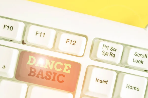 Texte écrit par mot Dance Basic. Concept d'entreprise pour l'activité qui utilise le corps et la gamme de mouvement Clavier pc blanc avec papier de note vide au-dessus de l'espace de copie de clé de fond blanc . — Photo