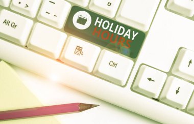 Tatil Saatlerini gösteren not yazma. İş fotoğraf vitrin çalışan beyaz arka plan üzerinde not kağıdı ile tüm saat beyaz pc klavye için iki kez normal ödeme alır.