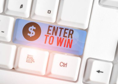 Enter To Win'i gösteren not yazma. Beyaz arka plan üzerinde not kağıdı ile ödül veya Beyaz pc klavye kazanma şansı için bir değer alışverişi gösteren İş fotoğraf.