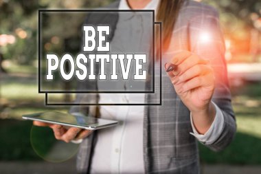 El yazısı. Pozitif ol. Kavram, umut ve güven vermek anlamına gelir. Hiç şüphesiz, iş kadını dizüstü bilgisayar ve kalem tutarken arka planda hiç şüphe yoktur..