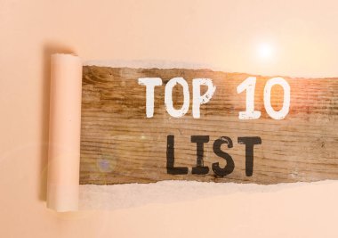 El yazısı metni Top 10 Listesi. Kavram derken, belirli bir listenin en önemli ve en başarılı on öğesini kastediyorum. Karton ortadan yırtılarak klasik ahşap bir masanın üzerine yerleştirilir..