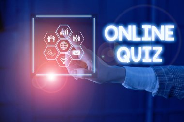 Online Quiz 'i gösteren not yazılıyor. Modern akıllı aygıtla İnternet Resim Ağı şemasında yayınlanan iş fotoğraflama oyunu veya zihin sporu.
