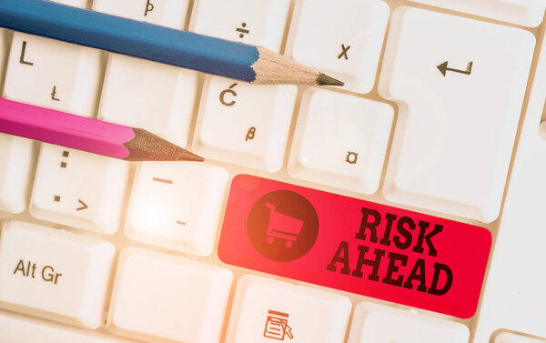 Пишу записку, показывающую риск. Возможность или угроза повреждения, травмы, ответственности, потери Белая клавиатура ПК с нотной бумагой на белом фоне
.