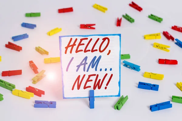 Текст почерку Hello I Am New. Концепт означає, що введення себе в групу як свіжий працівник або студент кольорового одягу папери порожній нагадування про задній офіс білої підлоги. — стокове фото