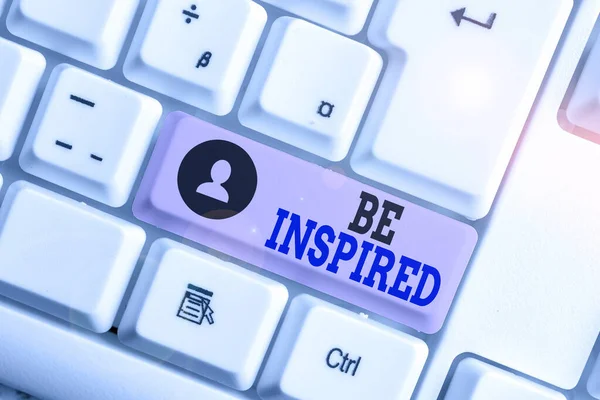 Scrittura a mano concettuale che mostra Be Inspired. Business photo testo dare a se stessi il desiderio o l'entusiasmo di fare qualcosa di bene Tastiera pc bianco con carta nota sopra lo sfondo bianco . — Foto Stock