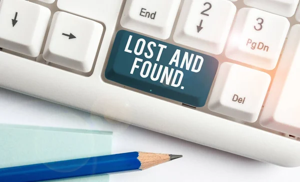 Segno di testo che mostra Lost And Found. Foto concettuale un luogo in cui gli elementi persi vengono memorizzati fino a quando non hanno recuperato tastiera bianca pc con carta nota vuota sopra lo spazio di copia del tasto di sfondo bianco . — Foto Stock