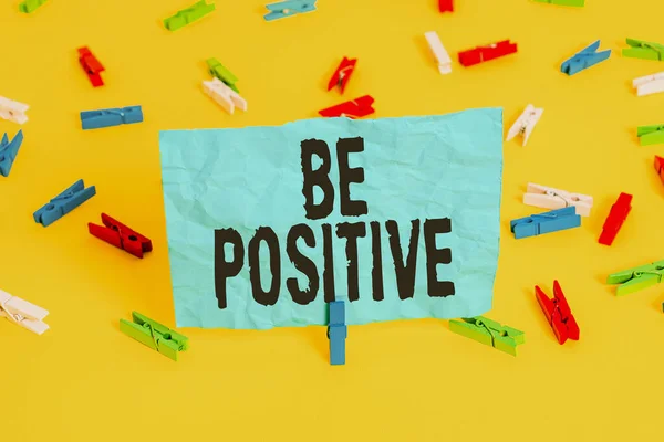 Conceptuele handschrift tonen Be Positive. Zakelijke foto presentatie geven reden tot hoop en vertrouwen Zonder enige twijfel gekleurde wasknijpers lege herinnering gele vloer kantoor. — Stockfoto