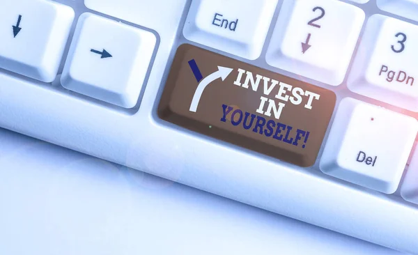 Escrevendo nota mostrando Invest In Yourself. Foto de negócios mostrando aprender coisas novas ou materiais, tornando o seu lote melhor teclado pc branco com papel de nota acima do fundo branco . — Fotografia de Stock