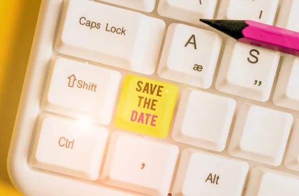 Escrita de mão conceitual mostrando Save The Date pergunta. Foto de negócios mostrando pedindo a alguém para se lembrar de dia ou hora específica Teclado pc branco com papel de nota acima do fundo branco . — Fotografia de Stock