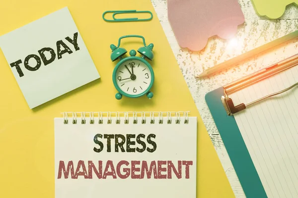 Tekst schrijven Stress Management. Zakelijk concept voor de methode van het beperken van stress en de effecten ervan door het leren van manieren Notepad klembord klembord vel marker auto sticks wekker hout achtergrond. — Stockfoto