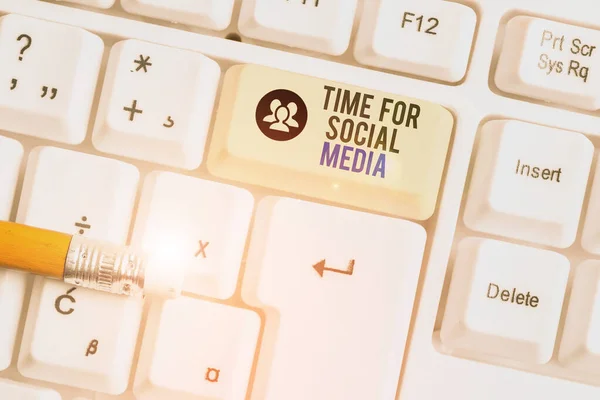 Escrita conceitual mostrando Time For Social Media. Foto de negócios mostrando reunião de novos amigos discutindo temas notícias e filmes Teclado pc branco com papel de nota acima do fundo branco . — Fotografia de Stock