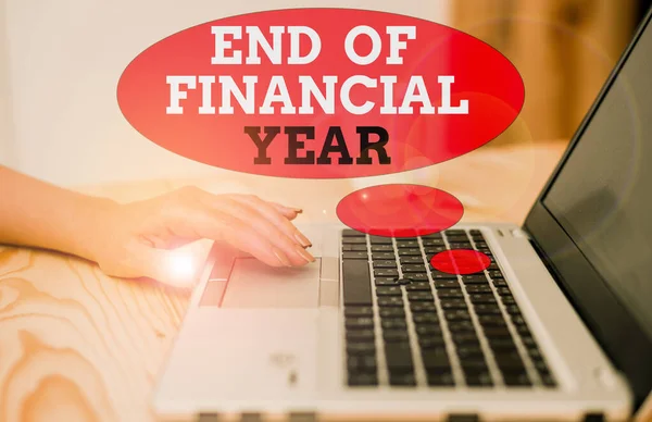 Kézírás szöveg a pénzügyi év végén. Fogalom jelentése Az előző évi számviteli lapok felülvizsgálata és szerkesztése. — Stock Fotó