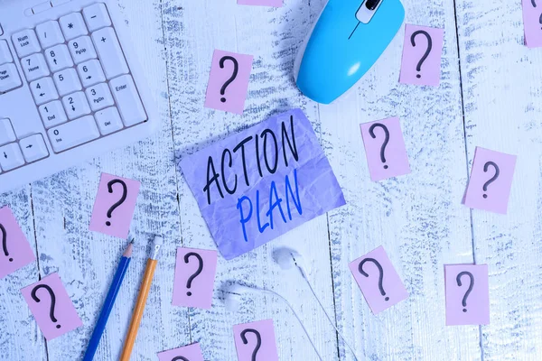 Schreibnotiz mit Aktionsplan. Business-Foto mit detailliertem Plan, der Maßnahmen skizziert, die notwendig sind, um Ziele zu erreichen, oder Vision Schreibwerkzeuge und Papier auf dem Holztisch gekritzelt. — Stockfoto