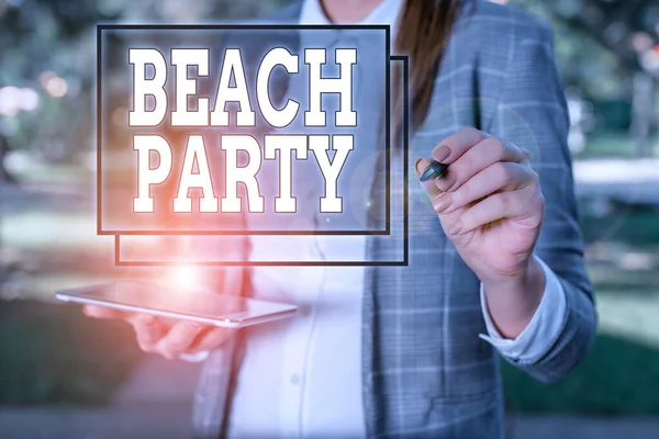 Handschrift tekst Beach Party. Concept betekent grote groep van het tonen van zijn het organiseren van een evenement op het strand Outdoor achtergrond met zakenvrouw houden schoot top en pen. — Stockfoto