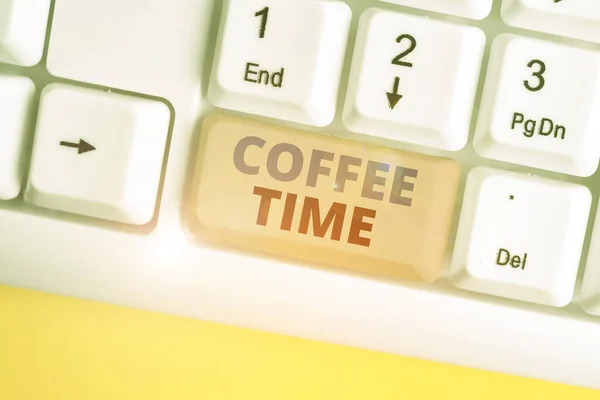 Parola di scrittura del testo Coffee Time. Concetto aziendale per un breve periodo di tempo in cui si smette di lavorare per riposare Tastiera bianca del pc con carta nota vuota sopra lo spazio di copia del tasto di sfondo bianco . — Foto Stock