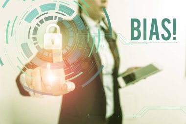 Bias 'ı gösteren kavramsal el yazısı. İş metni eğilimi ya da önyargı bir grup gösterici kadın giyimli akıllı aygıt sunan resmi iş kıyafeti.