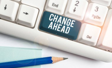 İleriyi Değiştir'i gösteren metin işareti. Beyaz arka plan tuşu kopyalama alanının üzerinde boş not kağıdı yla başka bir Farklı Beyaz bilgisayar klavyesi ile değiştirilecek veya değiştirilecek kavramsal fotoğraf.