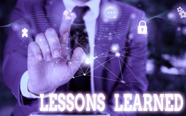 Ders Öğrenilmiş 'i gösteren bir not yazıyorum. Deneyimle elde edilen bilgi veya anlayışı gösteren iş fotoğrafı modern akıllı aygıtla resim ağı şeması.