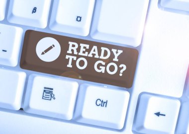 Gitmeye Hazır Sorusu gösteren metin işareti. O hazır ya da beyaz arka plan tuşu kopyalama alanı üzerinde boş not kağıdı ile eşyalarını Beyaz pc klavye paketlenmiş olup olmadığını birisi soran kavramsal fotoğraf.