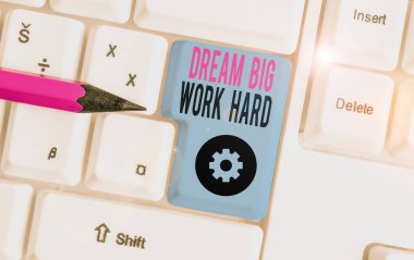 Kelime yazma metin Dream Big Work Hard. Kendinize inan ve beyaz arka plan tuşu kopyalama alanı üzerinde boş not kağıdı ile hayalleri ve hedefleri beyaz pc klavye izleyin için İş kavramı.