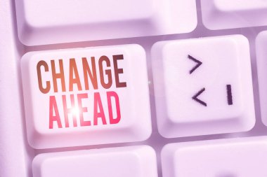 El yazısı metni İleri değiştir. Beyaz arka plan tuşu kopyalama alanının üzerinde boş not kağıdı yla başka bir Farklı Beyaz bilgisayar klavyesi ile değiştirme veya değiştirme kavramı anlamı.