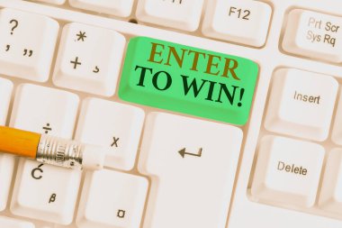Enter To Win'i gösteren kavramsal el yazısı. Beyaz arka plan üzerinde not kağıdı ile ödül veya Beyaz pc klavye kazanma şansı için bir değer alışverişi gösteren İş fotoğraf.