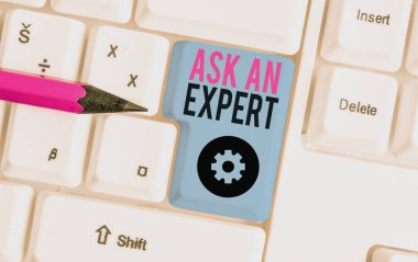 Kelime yazma metni Bir Uzman sor. Beyaz arka plan tuşu kopyalama alanı üzerinde boş not kağıdı ile bir şey veya bilgili Beyaz pc klavye hakkında beceri ye sahip birine danışmak için iş konsepti.