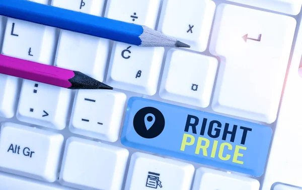 Texto de escritura de palabras Right Price. Concepto de negocio por la cantidad de dinero que es razonable para el producto Teclado de PC blanco con papel de nota vacío por encima del espacio de copia de clave de fondo blanco . — Foto de Stock