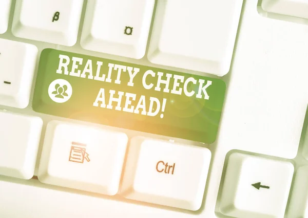 Texto de escritura a mano Reality Check Ahead. Concepto significado les hace reconocer la verdad sobre situaciones o dificultades Teclado de PC blanco con papel de nota vacío por encima de la tecla de fondo blanco espacio de copia . —  Fotos de Stock