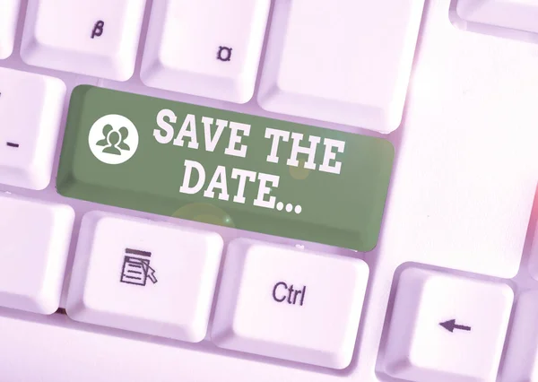 Texto escrito à mão Save The Date. Conceito que significa reservar a data de casamento futuro mencionado em seu calendário Teclado pc branco com papel de nota vazio acima espaço de cópia de chave de fundo branco . — Fotografia de Stock