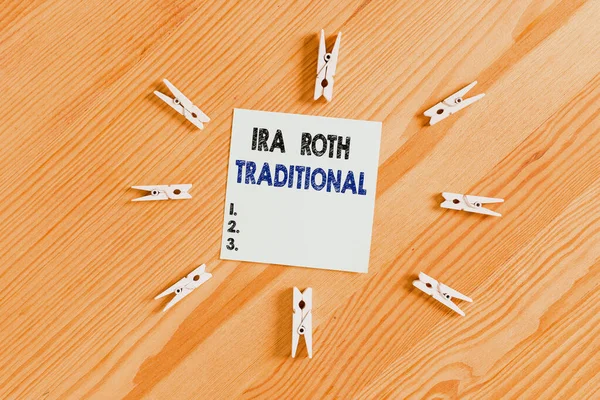 Tekst schrijven Ira Roth Traditional. Business concept voor zijn fiscaal aftrekbaar op zowel de staat als de federale gekleurde wasknijpers lege herinnering houten vloer achtergrond kantoor. — Stockfoto