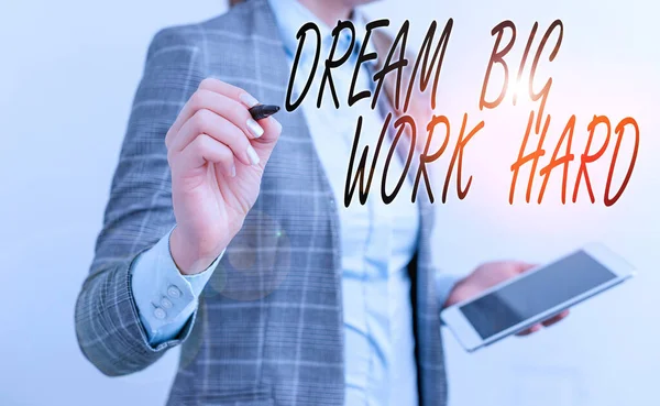 Handschrift tekst schrijven Dream Big Work Hard. Concept betekent Geloof in jezelf en volg de dromen en doelen Zakelijke vrouw wijst in lege ruimte met pen en mobiele telefoon. — Stockfoto